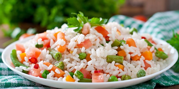 Salades de riz à consommer sur la plage